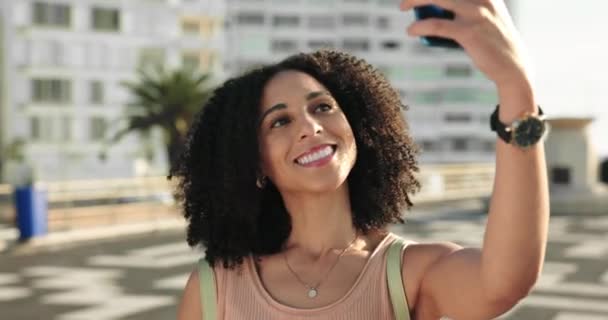 Miasto Telefon Wideo Call Girl Falą Szczęśliwe Powitanie Pocałunek Powietrza — Wideo stockowe