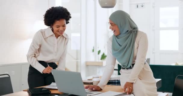ラップトップ チームワーク イスラム教徒のビジネス女性とアフリカの同僚との会議は オフィスで一緒に仕事をしています マーケティング コンピュータ コラボレーションで働く女性従業員チームとのレポート — ストック動画