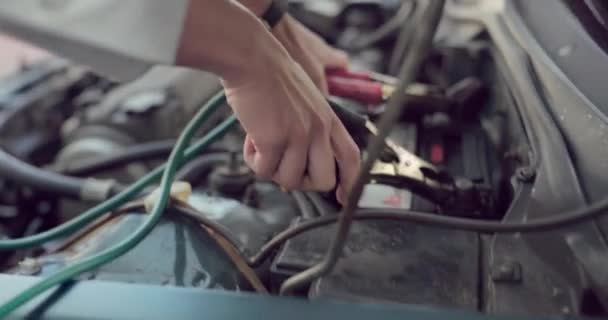 Storing Startkabels Motor Met Handen Van Een Vrouw Die Autopech — Stockvideo