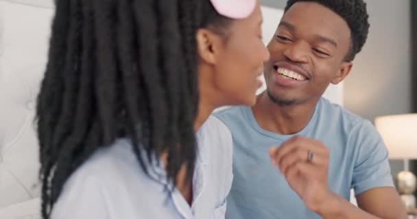 Fekete Pár Szerelem Reggeli Csókkal Ágyon Hálószobában Támogatás Romantika Boldog — Stock videók