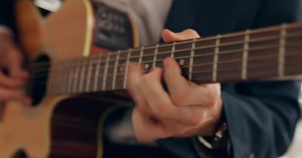 Μουσική Κιθάρα Και Γρήγορα Χέρια Του Ανθρώπου Παίζουν Μουσικό Όργανο — Αρχείο Βίντεο