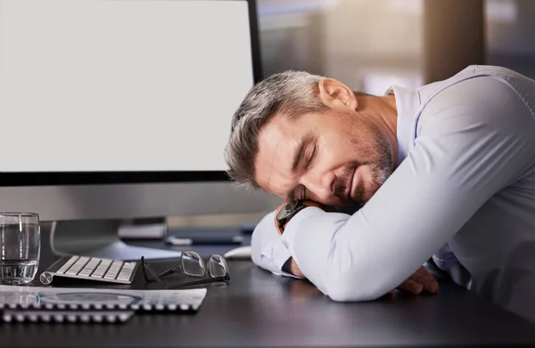 私はいつも昼寝の後にもっとインスピレーションを感じる 熟年のビジネスマンが机の上で寝ていて — ストック写真