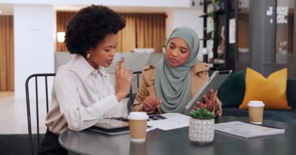 チームコラボレーションやオフィスでの会議のためのタブレットとイスラム教徒 多様性とビジネス女性 黒の女性とイスラム教の従業員は 企業のマーケティングや広告の研究プロジェクトに取り組んで — ストック動画