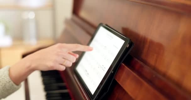 Κορίτσι Πιάνο Και Tablet Δάσκαλο Για Μάθηση Την Εκπαίδευση Την — Αρχείο Βίντεο