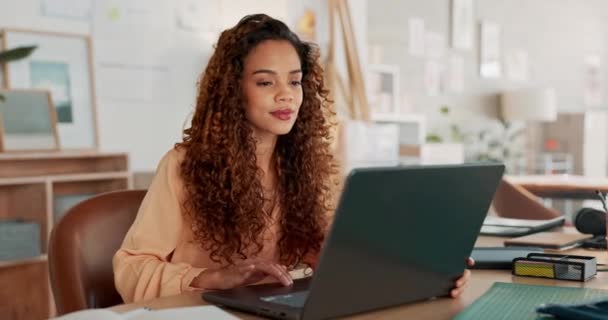 Negocio Mujer Negra Con Laptop Para Pensar Startup Empresa Investigación — Vídeos de Stock