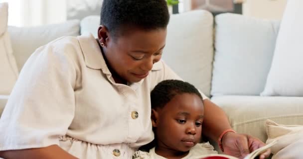 創造的な開発 物語の時間と家庭学習のためのリビングルームで子供と本 読書や黒の家族の母親 アフリカの子供と一緒にラウンジで文学を教えるケア お母さん — ストック動画
