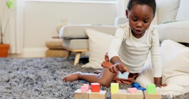 黑人女孩 在家庭休息室的积木和创造性学习 成长和乐趣的发展 快乐的非洲孩子 教育用的砖头玩具和木制拼图 蒙台梭利游戏和客厅游戏 — 图库视频影像