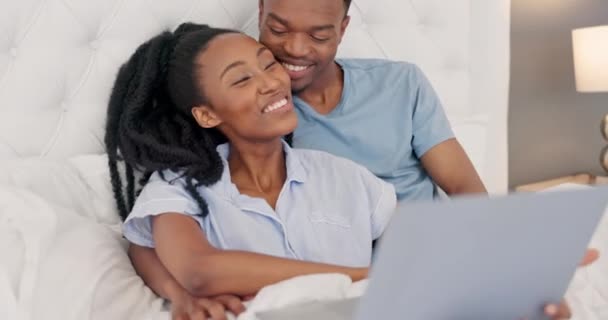 Bilgisayar Sabahın Köründe Yatak Odasında Konuşan Gülen Siyah Bir Çiftin — Stok video