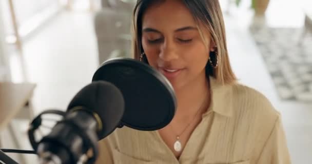 Müzik Şarkı Podcast Bir Kadın Sanatçı Canlı Yayında Mikrofona Şarkı — Stok video