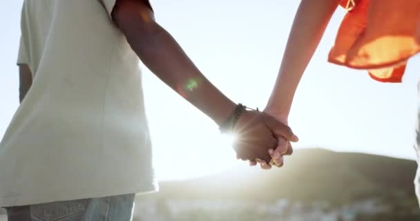 Małżeństwo Międzyrasowe Nawiązywanie Więzi Lub Trzymanie Się Ręce Celu Wsparcia — Wideo stockowe