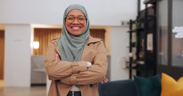 Hidżab Muzułmanin Szczęśliwa Pracująca Kobieta Uśmiechem Ustach Dumna Pracy Biurowej — Wideo stockowe