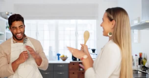 Cantar Cocinar Bailar Divertida Pareja Juntos Cocina Casa Disfrutar Relación — Vídeo de stock