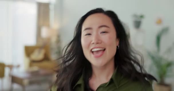 Mujer Feliz Bailando Con Energía Mostrando Felicidad Excitada Mentalidad Éxito — Vídeo de stock