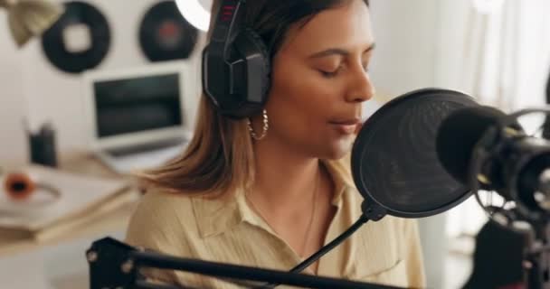 Grabación Cantante Artista Con Micrófono Estudio Casa Cantando Producir Crear — Vídeos de Stock