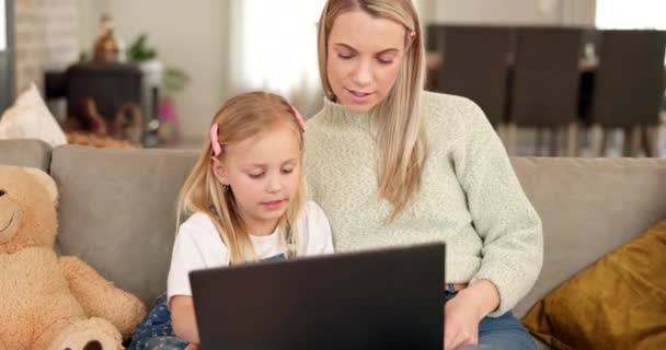 Laptop Learning Und Mutter Mit Kind Auf Dem Sofa Für — Stockvideo