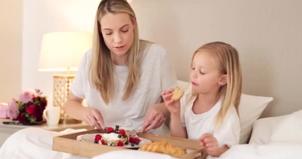 Mutter Kind Und Frühstück Morgen Gemeinsam Bett Ihres Hauses Mädchen — Stockvideo