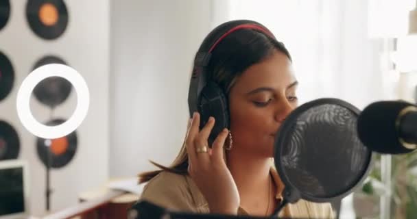 Mujer Cantante Músico Estudio Grabación Cantando Acústica Producción Audio Vocal — Vídeos de Stock