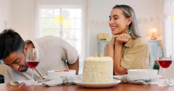 Pareja Interracial Regalo Celebrar Cumpleaños Siendo Feliz Beso Sonrisa Casa — Vídeo de stock