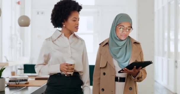 Femme Noire Musulmane Collaboration Affaires Avec Analyse Données Tablette Recherche — Video