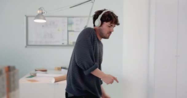 Hombre Diseñador Bailarín Con Auriculares Musicales Arquitectura Ingeniería Edificio Oficinas — Vídeo de stock