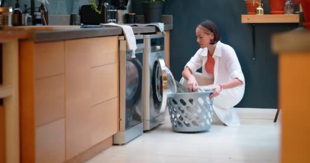 洗衣机 洗衣房和妇女用篮子清洁衣服 织物和家务活 以便回家 年轻女孩在衣服 亚麻布和烘干机上装电器以完成日常的生活任务 — 图库视频影像