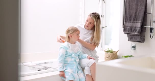 Haarverzorging Moeder Meisje Badkamer Met Borstel Hechting Verbinden Praten Voor — Stockvideo