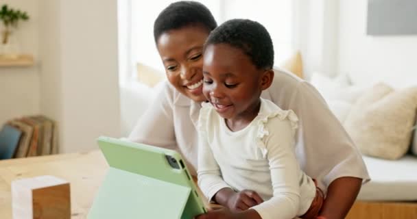 Familia Neagră Mama Copilul Tabletă Video Apel Val Fericit Mână — Videoclip de stoc
