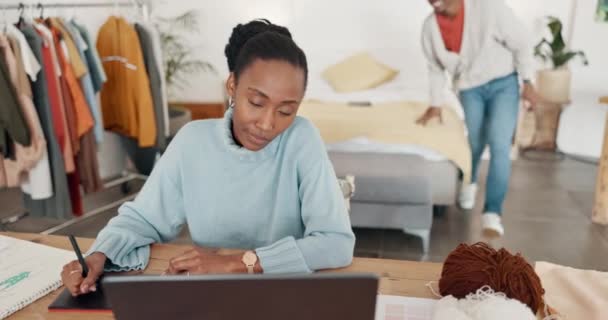 Kadın Erkek Dikkat Dağınıklığı Evden Çalışıyor Dizüstü Bilgisayarın Yeni Sahibi — Stok video