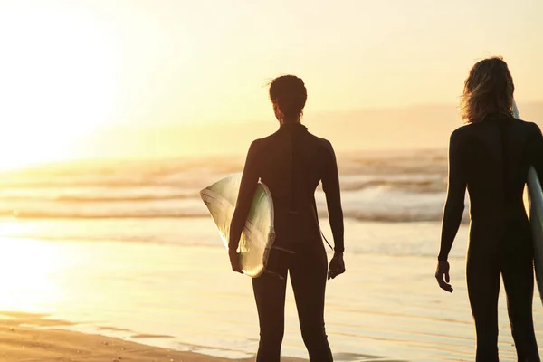 Mükemmel Dalga Dışarıda Bizi Bekliyor Olacak Sahilde Sörf Yapan Genç — Stok fotoğraf