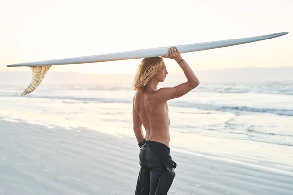 Idealna Pogoda Surfing Młody Surfer Niosący Deskę Surfingową Nad Głową — Zdjęcie stockowe