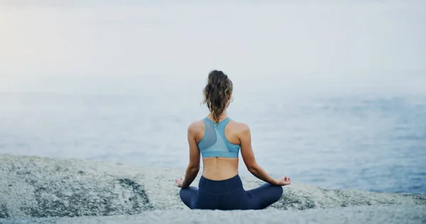 私は自分自身と平和です 曇りの日に一人で海によって瞑想し 足の間に座っている認識できない女性のレビューショット — ストック写真