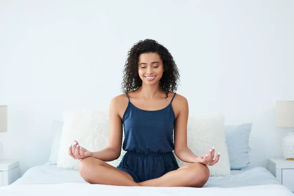 Nejlepší Čas Meditaci Ráno Atraktivní Mladá Žena Sedící Meditující Ráno — Stock fotografie
