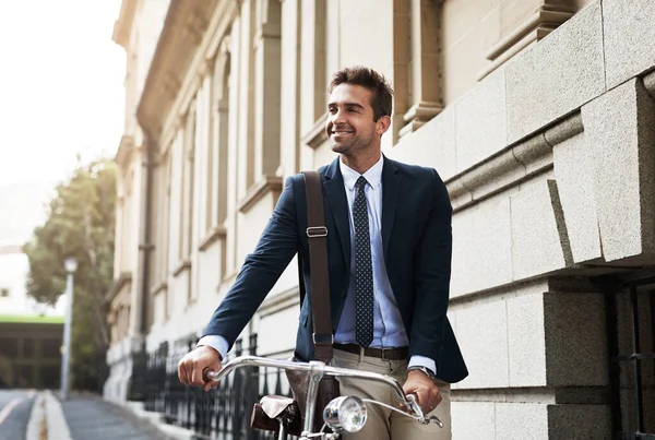 출근하기에 날이야 잘생긴 사업가가 아침에일 가면서 자전거를 있었다 — 스톡 사진