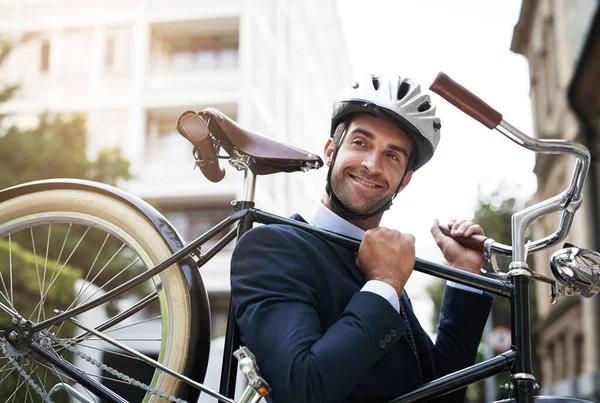 데려가 야겠어 아침에일 출근하면서 자전거를 다니는 잘생긴 사업가 — 스톡 사진