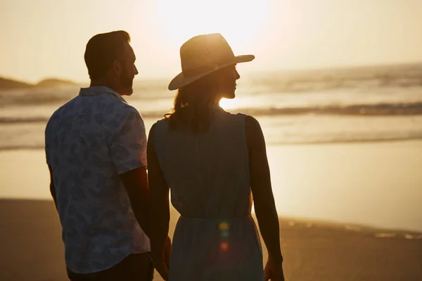 这景色令人惊叹 一对成熟夫妇在海滩共度美好时光的回顾镜头 — 图库照片