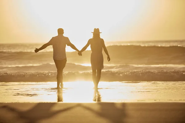 いくつかの愛の物語は終わらない ビーチで質の高い時間を過ごす成熟したカップルのレビューショット — ストック写真