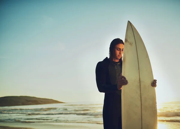Позволю Волнам Сбить Меня Сегодня Молодой Человек Доской Серфинга Пляже — стоковое фото