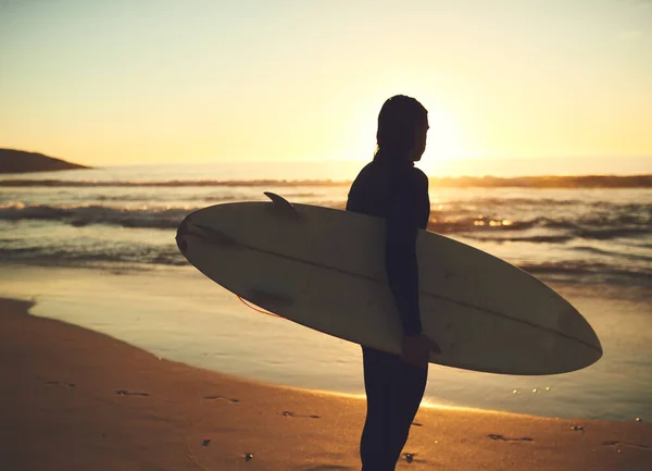 完璧な波が入るのを待っています 浜辺でサーフボードを持っている若者のレビューショット — ストック写真