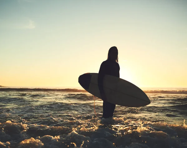 Море Моє Святилище Молодий Чоловік Носить Дошку Серфінгу Пляжі — стокове фото