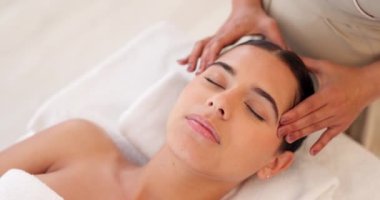 Spa, kafa masajı ve sakin bir kadın sağlık, sağlık ve güzellik merkezinde rahatlatıcı bir tedaviden zevk alıyor. Rahatla, huzur ve terapist lüks bir doğal salonda bir kız için rahatlama terapisi yapıyor.