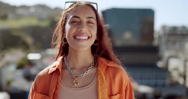 Glimlach Vrolijke Lachende Modevrouw Stadsstijl Trendy Coole Kleding Braziliaanse Zomervakantie — Stockvideo