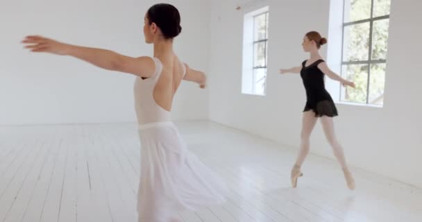 女人们在演播室里跳着美丽的舞蹈 艺术和芭蕾舞 360人在演播室里跳着 然后交上了舞蹈室 芭蕾舞演员 创意和表演女子训练运动 自由和平衡的姿势一起 — 图库视频影像