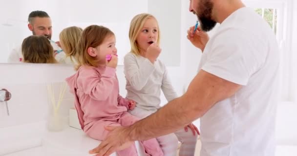 Fogmosás Család Fürdőszoba Gyermekek Tanulás Takarítás Ápolás Apával Reggel Boldog — Stock videók