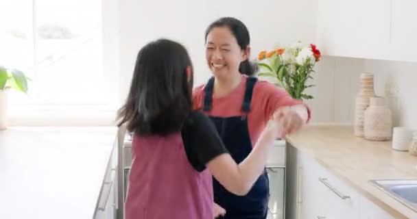 キッチンにいる女の子と一緒に音楽 ダンス 幸せとダンス 絆を持ち 一緒に家で楽しみましょう 中国の家で娘のダンス 自由とエネルギーを持つ家族 ラジオやアジアのお母さん — ストック動画
