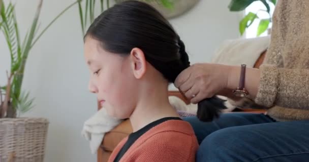 Asiatic Mama Mâinile Cravată Părul Fiicei Adolescente Canapea Camera Acasă — Videoclip de stoc