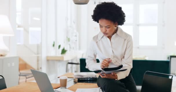 在办公室进行商业管理的计划 计划或任务中的黑人妇女 笔记本电脑和文件 非裔美国妇女公司经理 负责项目计划或战略的营销研究 — 图库视频影像