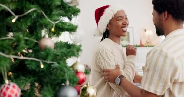 Пара Любов Різдво Вітальні Щасливою Посмішкою Розслабленням Люди Приймають Фліртують — стокове відео