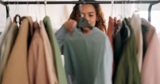 Kleding Keuze Mode Stylist Meisje Kiezen Stof Outfit Voor Luxe — Stockvideo