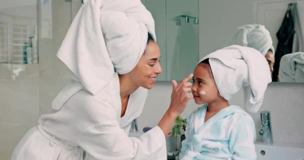 Hogar Spa Madre Hijo Haciendo Limpieza Belleza Matutina Con Producto — Vídeos de Stock