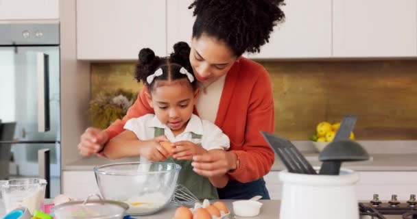 Moeder Kind Bakken Met Eieren Keuken Voor Familiebinding Leren Plezier — Stockvideo
